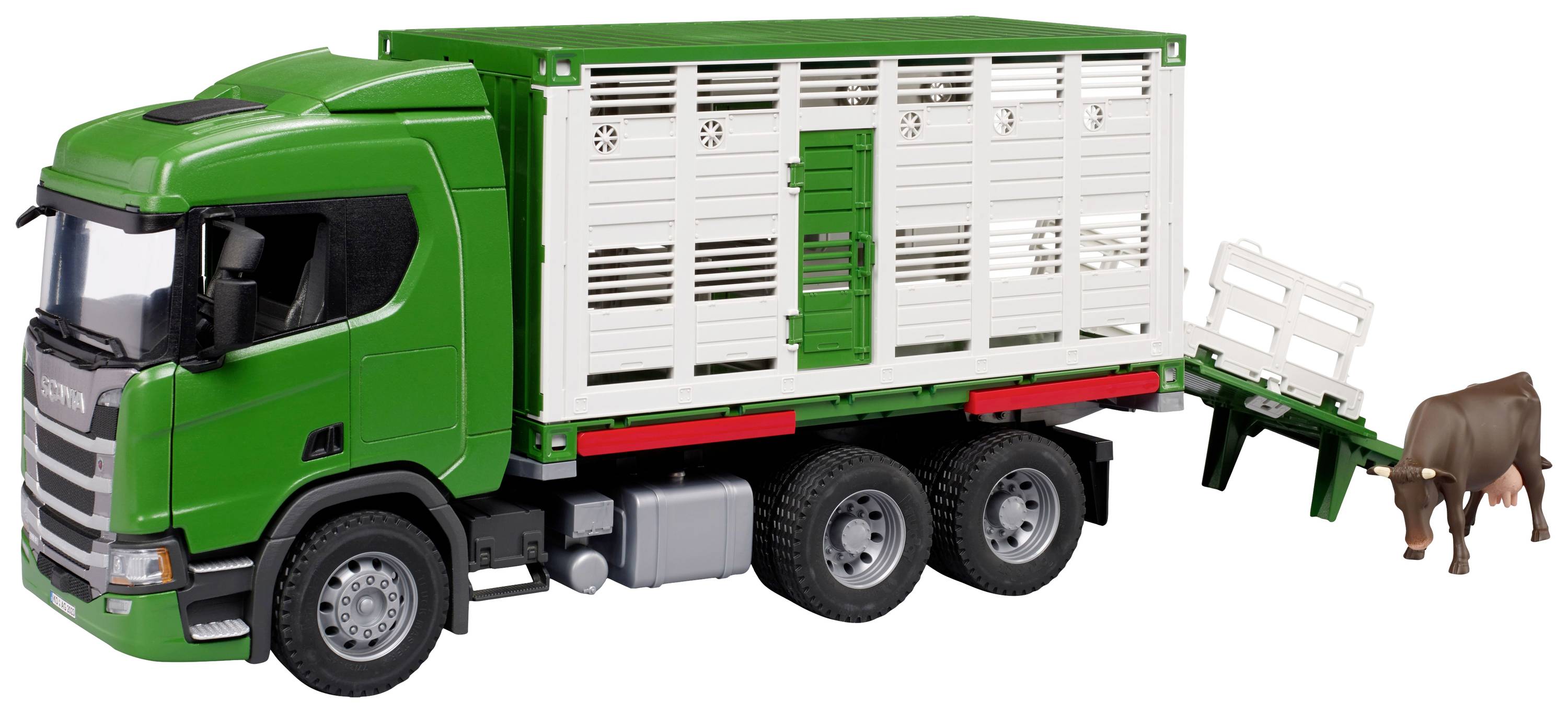 Un camion giocattolo verde con rimorchio per il trasporto di bestiame. Una mucca marrone è in piedi dietro il rimorchio, come se stesse per essere caricata.