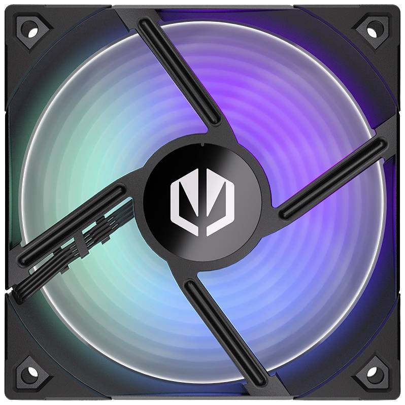Un ventilatore per computer con illuminazione RGB si illumina in diversi colori. Il logo centrale è stilizzato e nero.