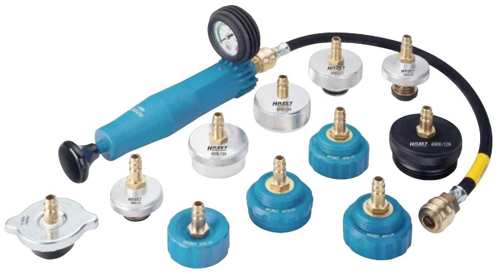 Vari adattatori per uno strumento diagnostico per sistemi di raffreddamento. In alto un tester di pressione blu con manometro. Adattatori in diverse dimensioni e colori.