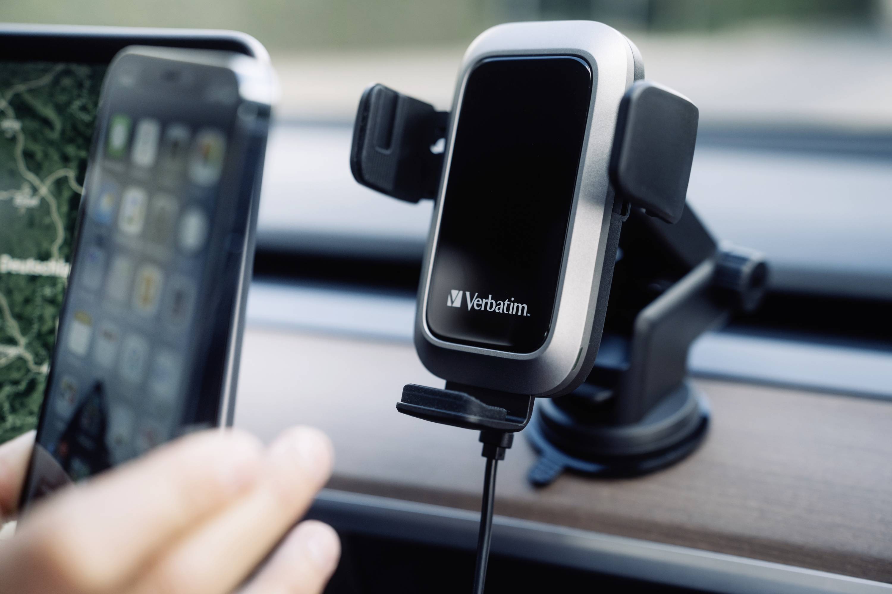 Uno smartphone viene inserito in un supporto per auto Verbatim sul cruscotto, pronto per la navigazione.
