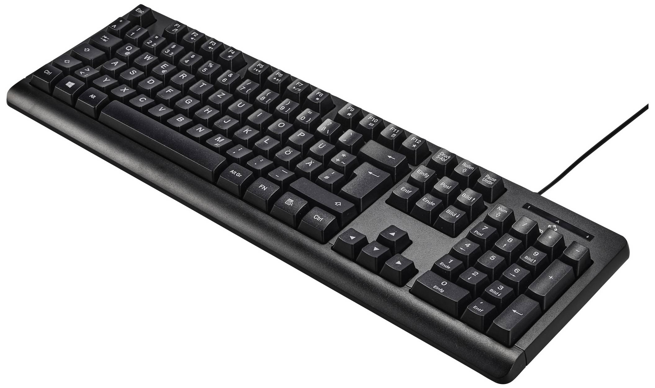 Tastiera per computer nera con layout tedesco QWERTZ. Ha un tastierino numerico a destra ed è collegata tramite cavo.