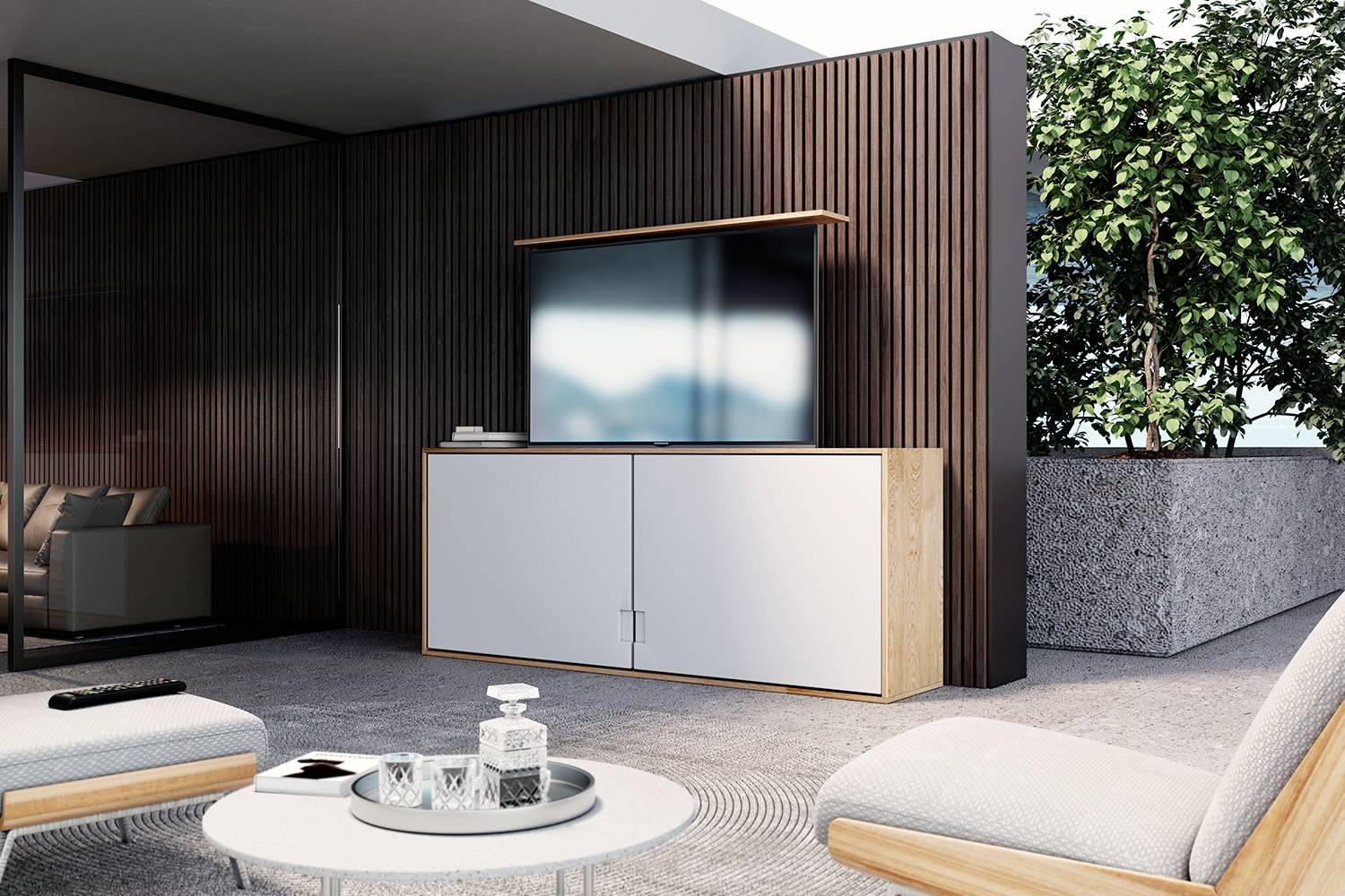 Ambiente esterno moderno con mobile TV minimale, schermo piatto montato su parete in legno e mobili imbottiti in primo piano.