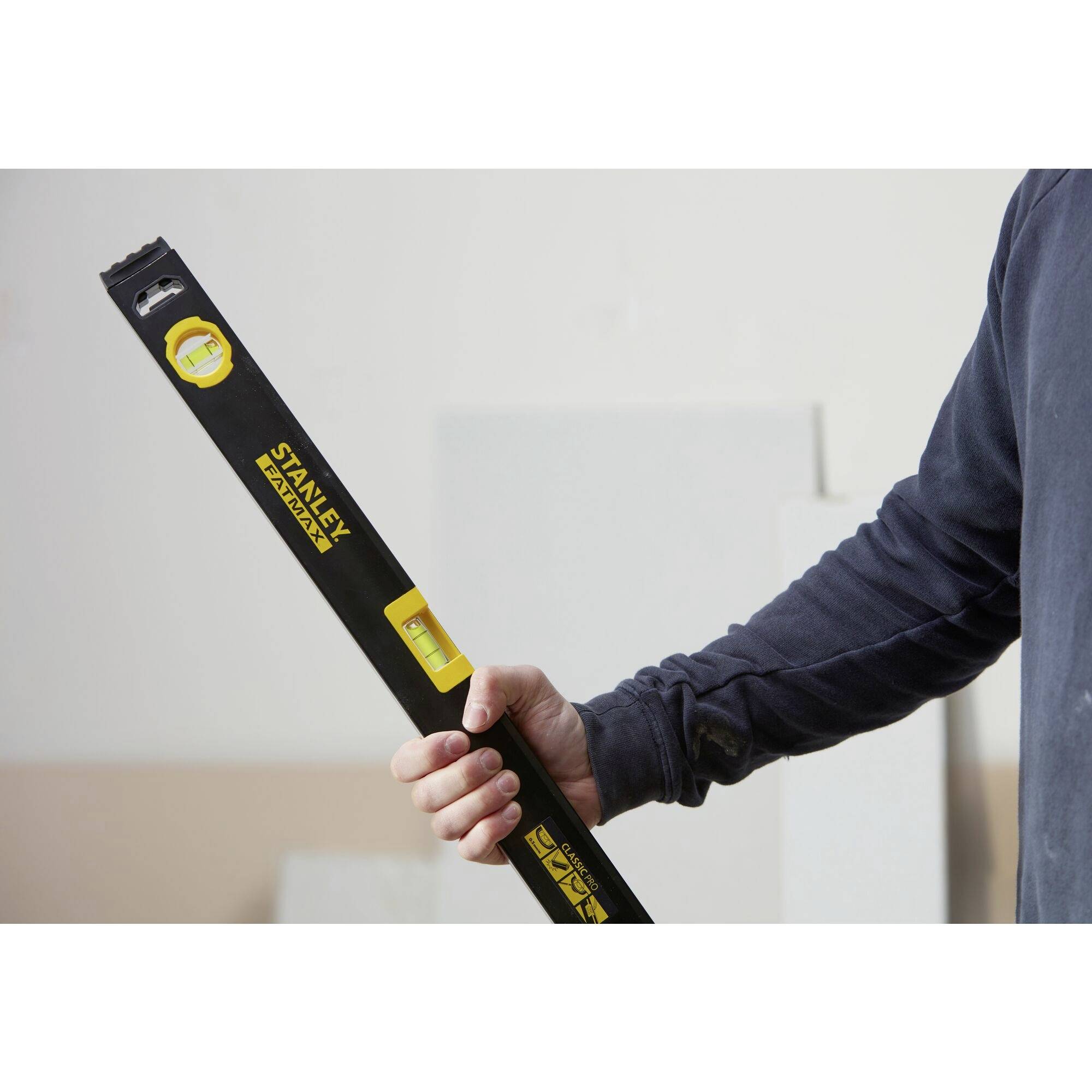 Una persona tiene un livello Stanley FatMax, utilizzato per misurazioni precise.