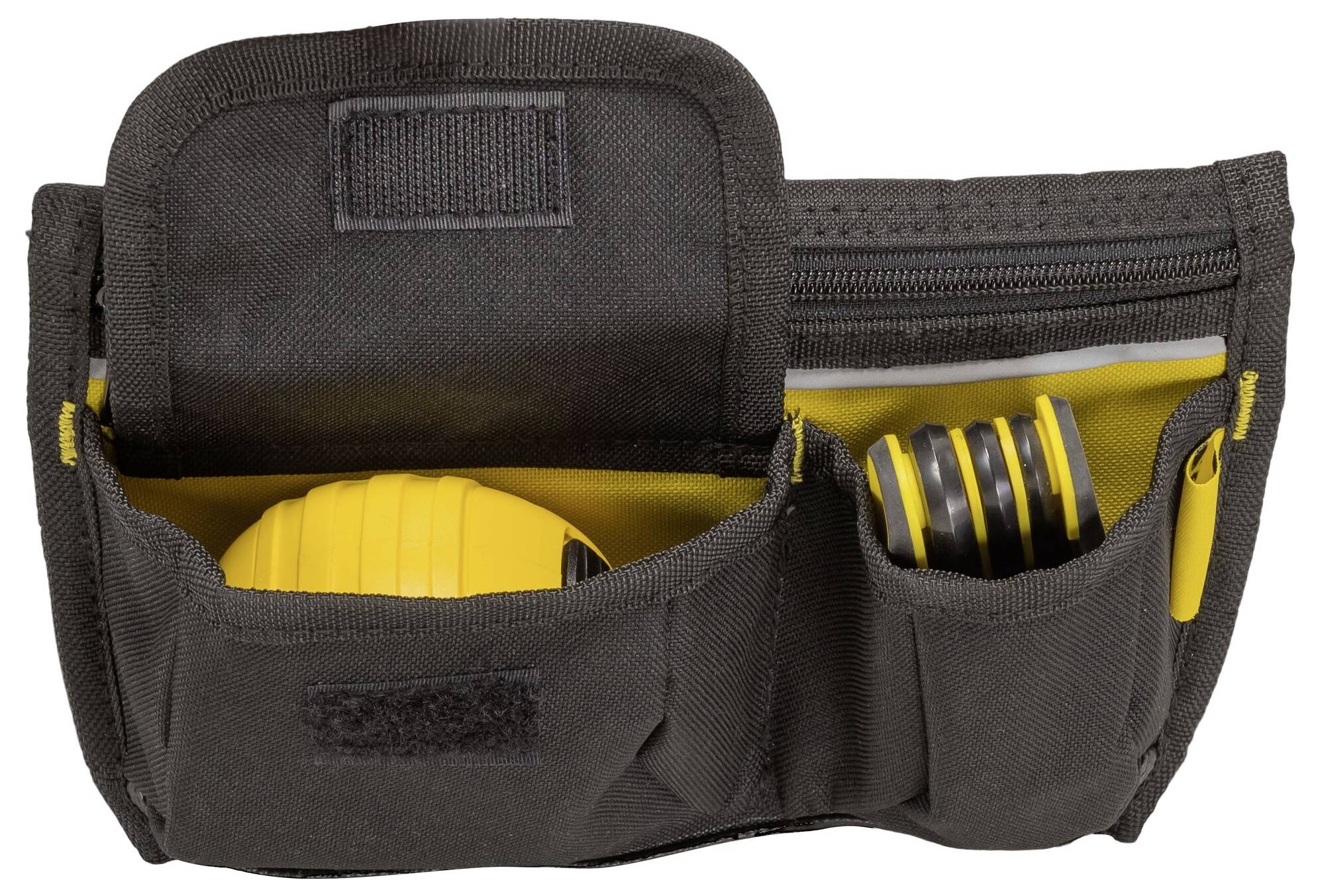 Borsa degli attrezzi nera con fodera interna gialla, contiene un metro a nastro e nastro adesivo nelle tasche anteriori.