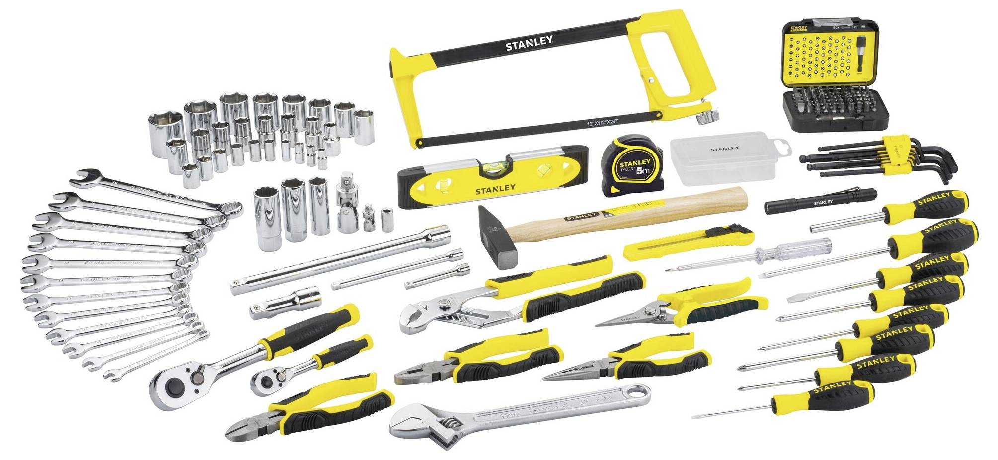 Un set di utensili manuali su sfondo bianco, compresi chiavi inglesi, cacciaviti, pinze, martello e sega. Adatto per diversi lavori di riparazione.