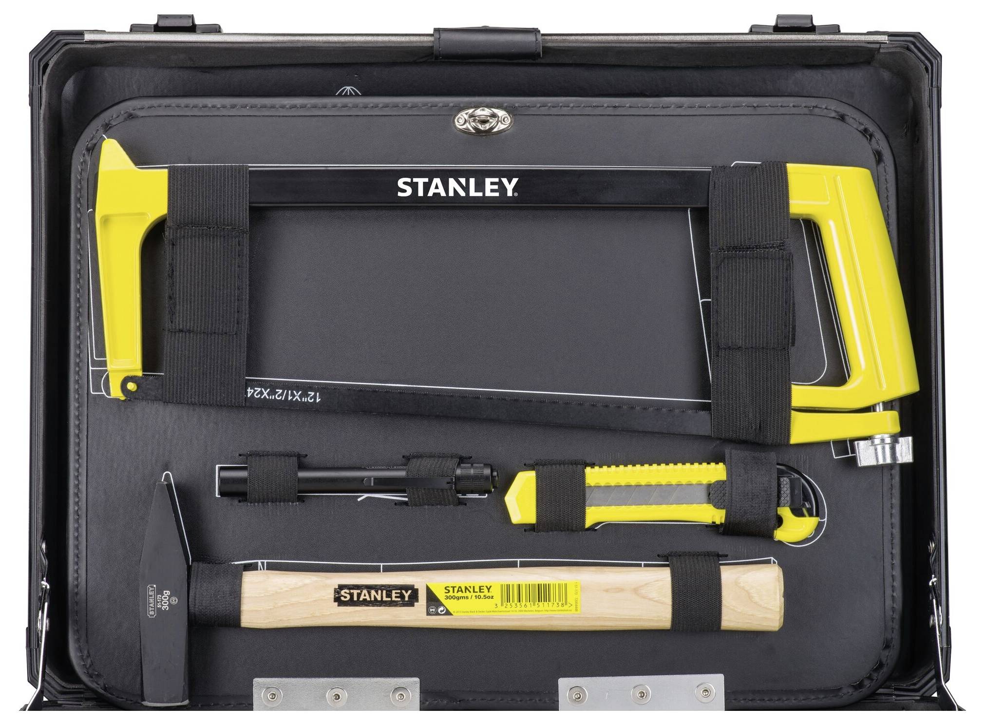 Set di utensili in una valigetta nera della Stanley, contenente sega, martello, cutter e cacciavite, ordinatamente sistemati.