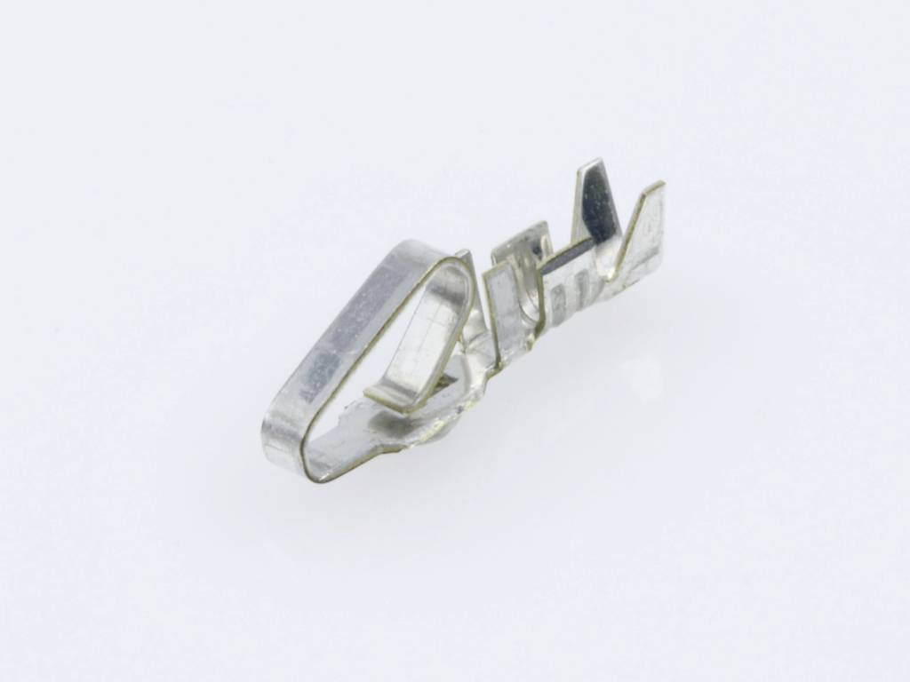 Un componente argentato e metallico con elementi curvi e piatti su uno sfondo bianco.