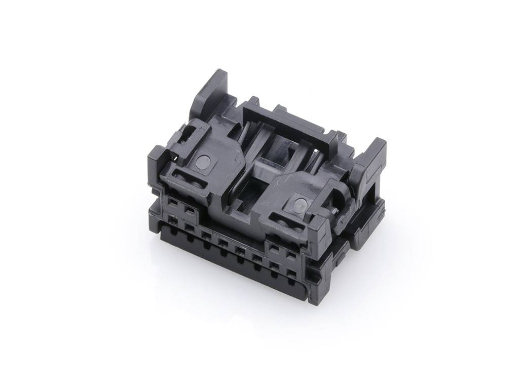 Un connettore nero in plastica rettangolare con più aperture.