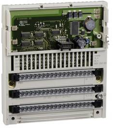Un dispositivo elettrico aperto con una scheda di circuito verde visibile e diverse barre di connessione sottostanti.