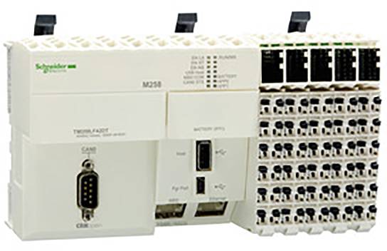 Unità di controllo industriale con multiple porte di connessione, interruttori a levetta e display digitali. Commuta e controlla i processi delle macchine.
