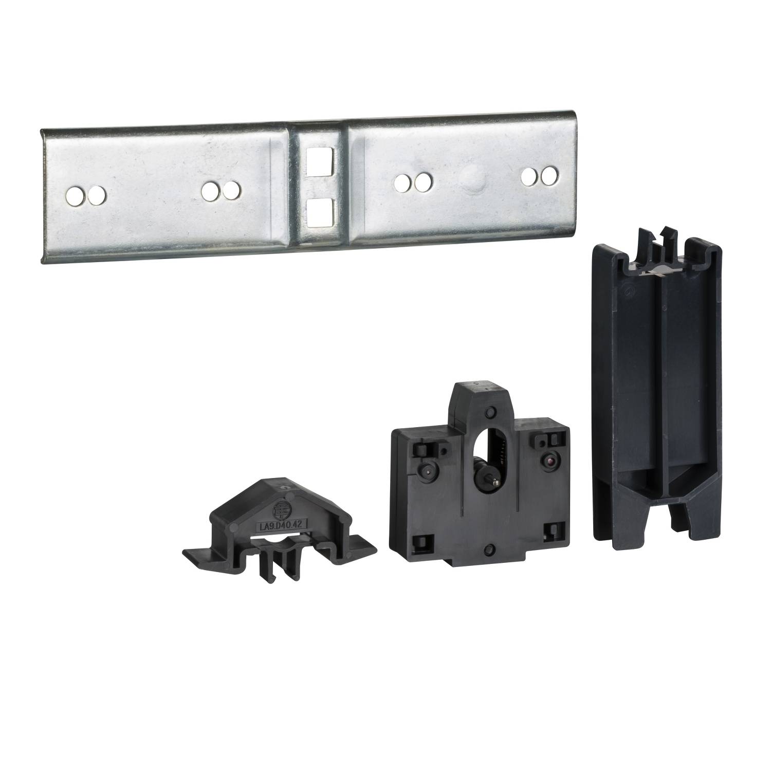 Un angolare metallico e tre supporti in plastica che insieme fungono da set di montaggio per cavi o sistemi di tubazioni.