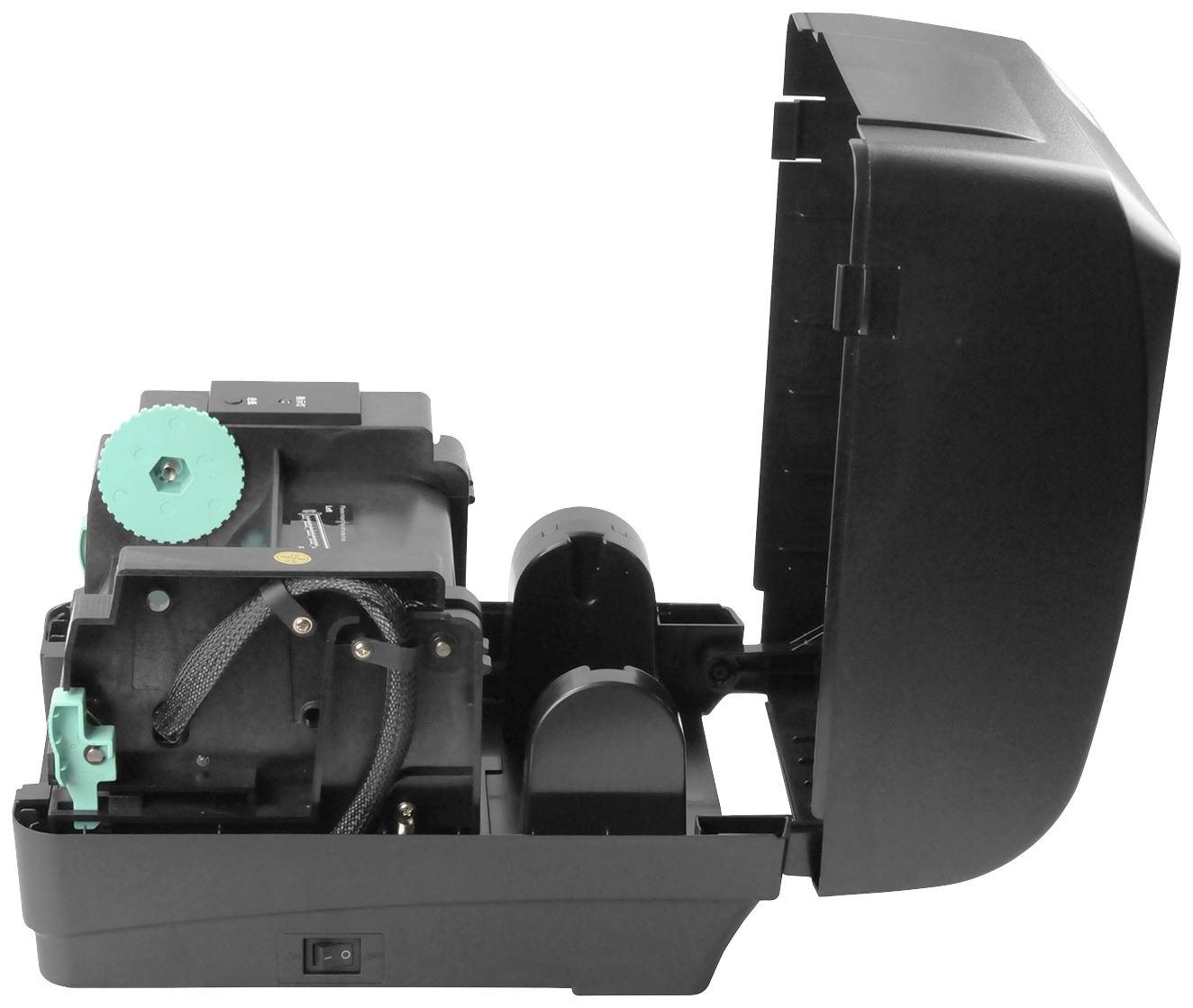 Un stampante per carte aperto di colore nero mostra componenti meccanici interni, inclusi ingranaggi e cavi, per manutenzione o installazione.