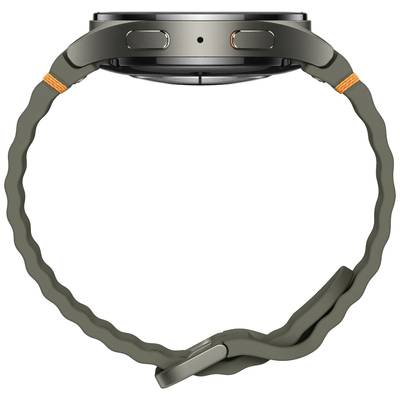 Un smartwatch con un alloggiamento robusto e un cinturino verde, vista laterale. Ha due pulsanti visibili e un cinturino dal design ondulato.