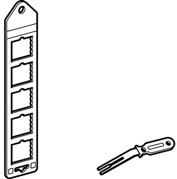 Presa con cinque slot e un utensile metallico raffigurato con impugnatura, probabilmente un attrezzo a leva.