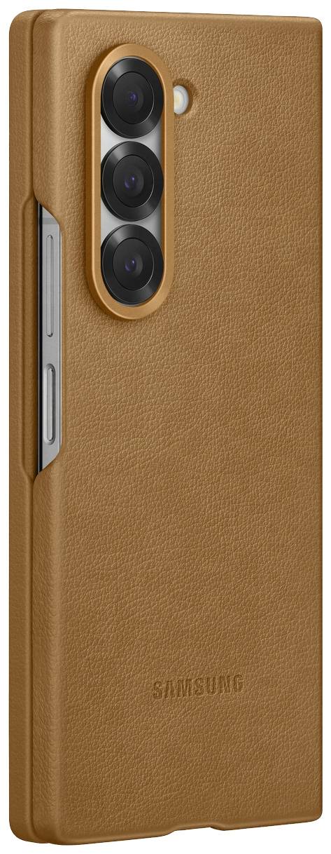 Custodia protettiva marrone in pelle con apertura per tre fotocamere sul retro di uno smartphone.