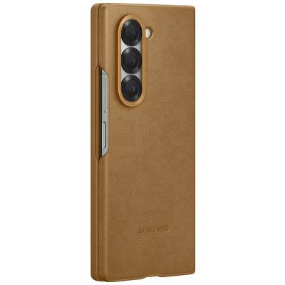 Custodia protettiva marrone in pelle con apertura per tre fotocamere sul retro di uno smartphone.
