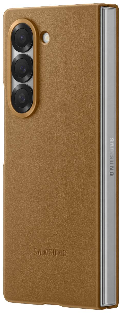 Custodia protettiva in pelle marrone per smartphone pieghevole, vista posteriore con tre obiettivi fotografici.