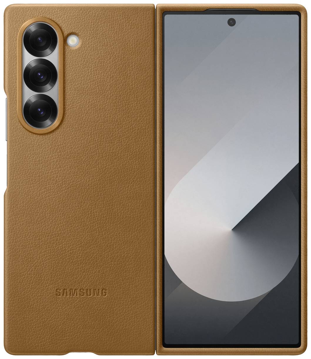 Telefono cellulare pieghevole con tre obiettivi fotografici verticali sul retro, racchiuso in una custodia marrone. Lo schermo mostra un design geometrico.