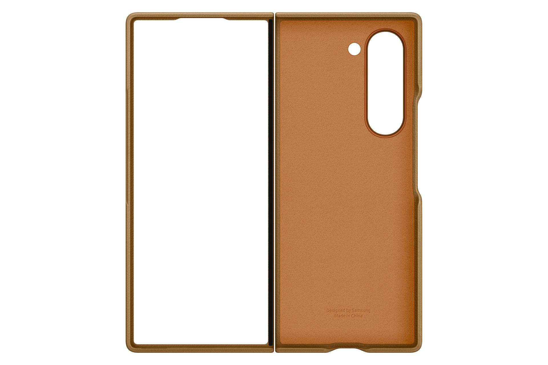Cover protettivo per smartphone in pelle marrone, adatto a un dispositivo rettangolare pieghevole. Presenta tagli precisi per la fotocamera e le porte di connessione.