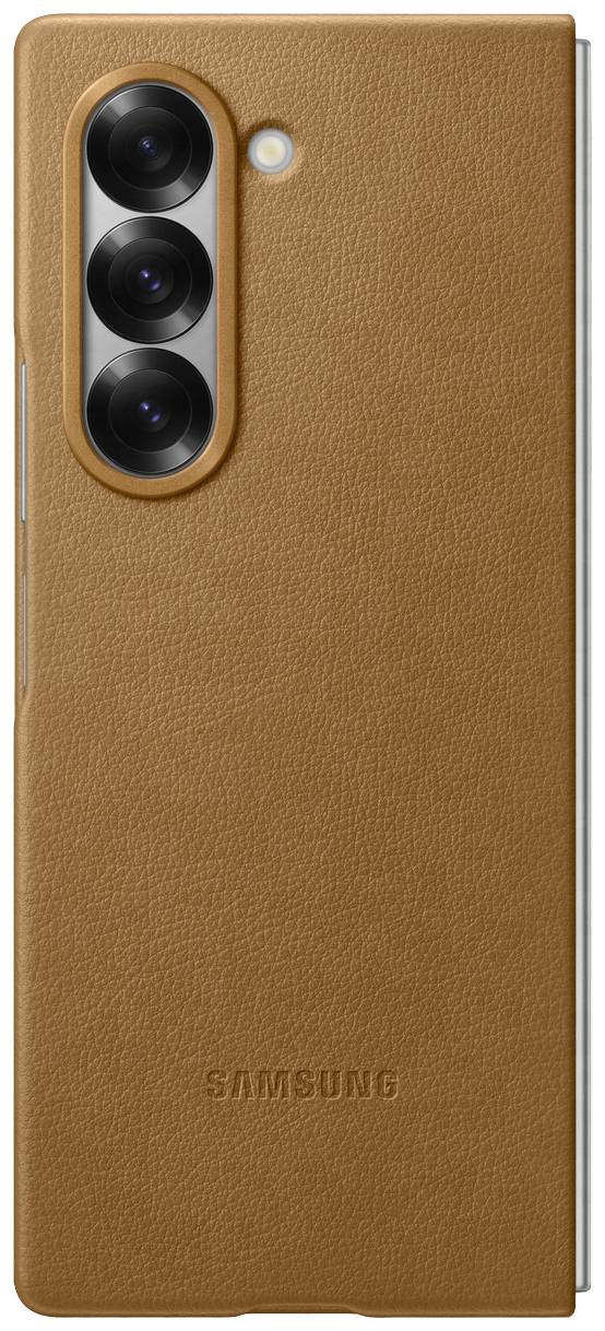 Un telefono Samsung marrone con tripla fotocamera posteriore e custodia in pelle.