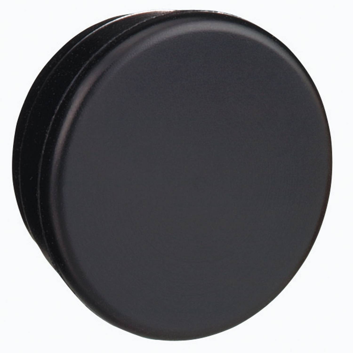 Un coperchio rotondo nero in metallo, ripreso da un leggero angolo, su sfondo bianco.