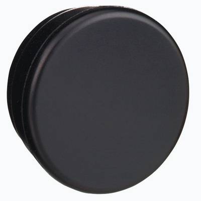 Un coperchio rotondo nero in metallo, ripreso da un leggero angolo, su sfondo bianco.