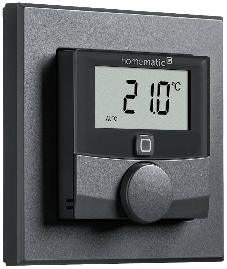 Termostato a parete mostra '21,0°C' su un display digitale. In basso è presente un regolatore ruotabile. A sinistra la parola 'AUTO'.