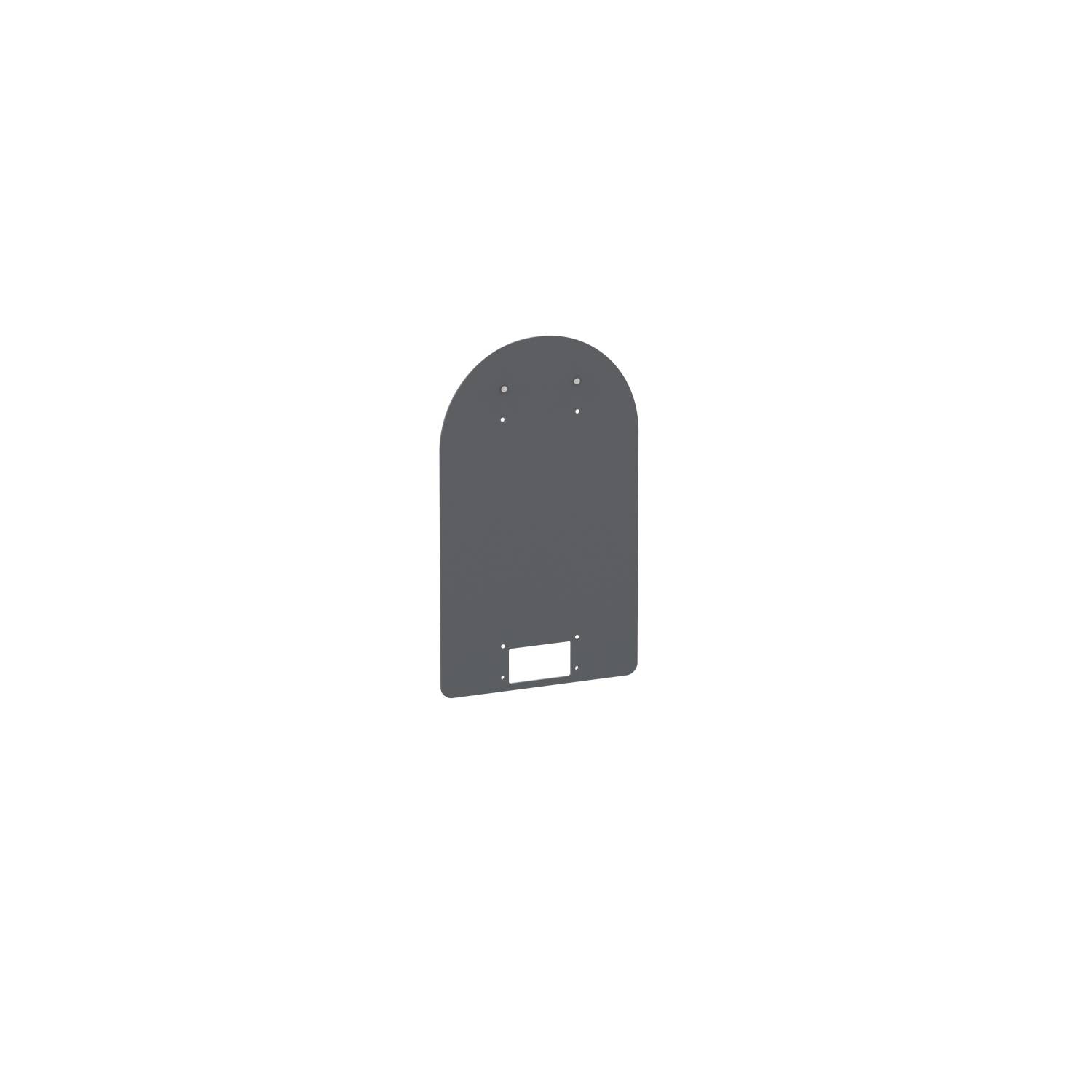 Un cartello rettangolare nero con parte superiore arrotondata e un ritaglio rettangolare nella parte inferiore, su sfondo bianco.