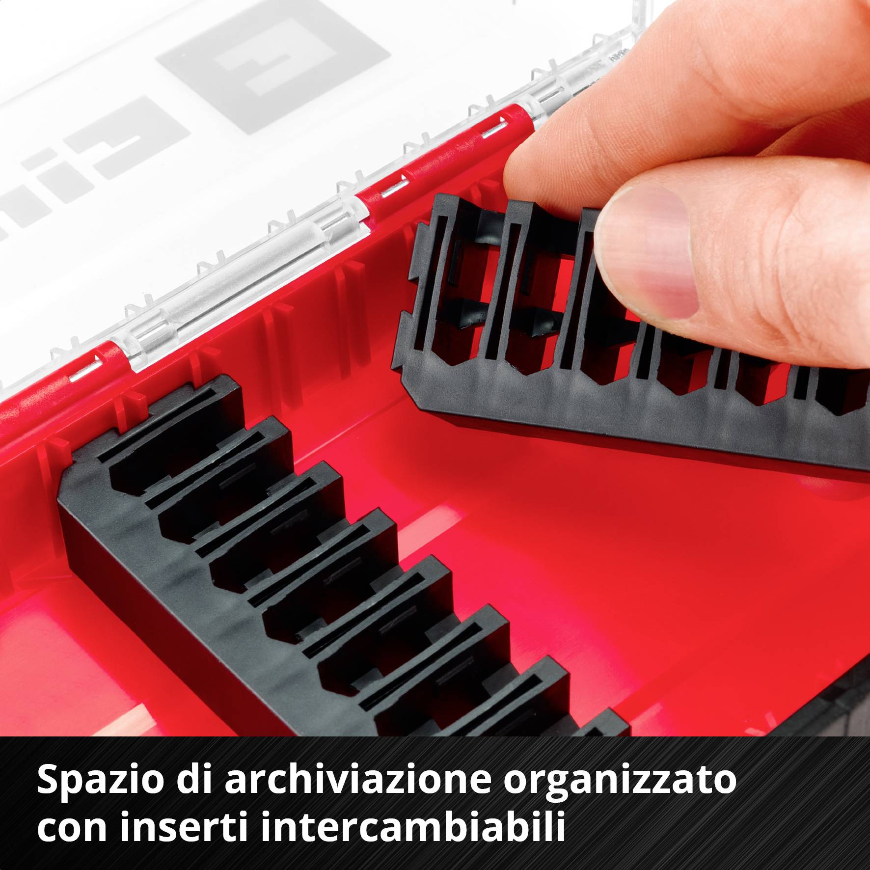 'Una mano inserisce un inserto nero in una scatola di stoccaggio. Testo: Spazio organizzato con inserti intercambiabili.'
