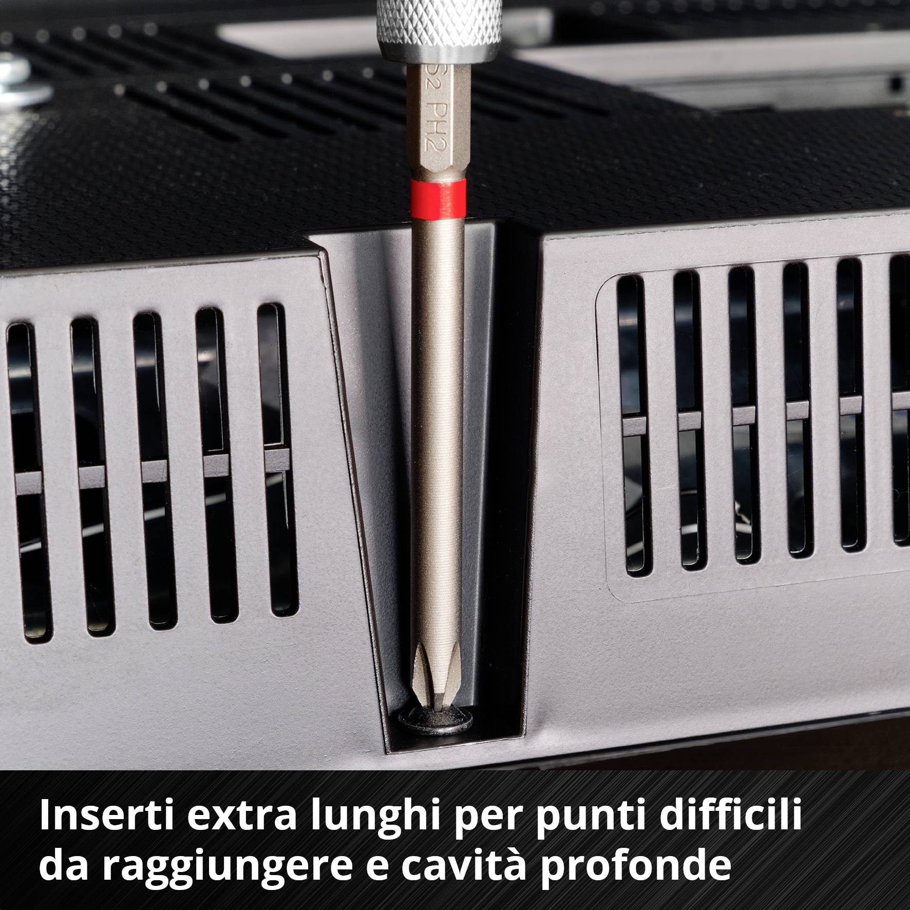 Cacciavite lungo in una griglia di ventilazione. Testo: 'Punte extra lunghe per punti difficilmente raggiungibili e scanalature profonde'.