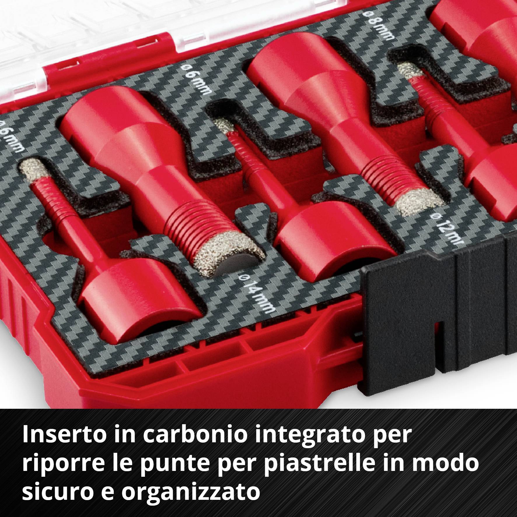 Valigia rossa con inserto in carbonio, contiene diversi punte per piastrelle di varie dimensioni, conservate in modo sicuro e organizzato.