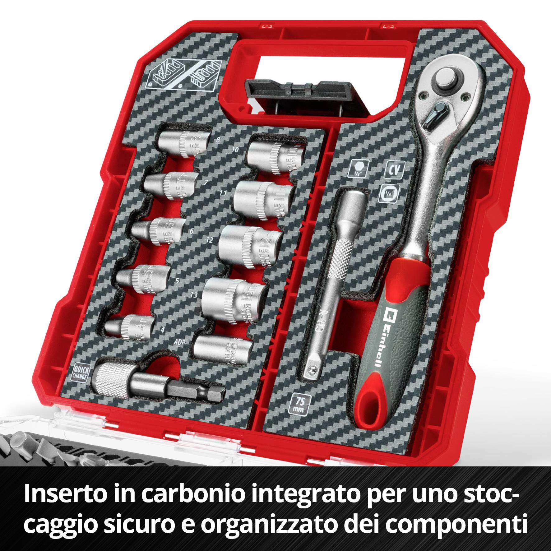 'Cassetta degli attrezzi con cricchetto, bussole e prolunga. Inserto in carbonio integrato per un riposto organizzato.'