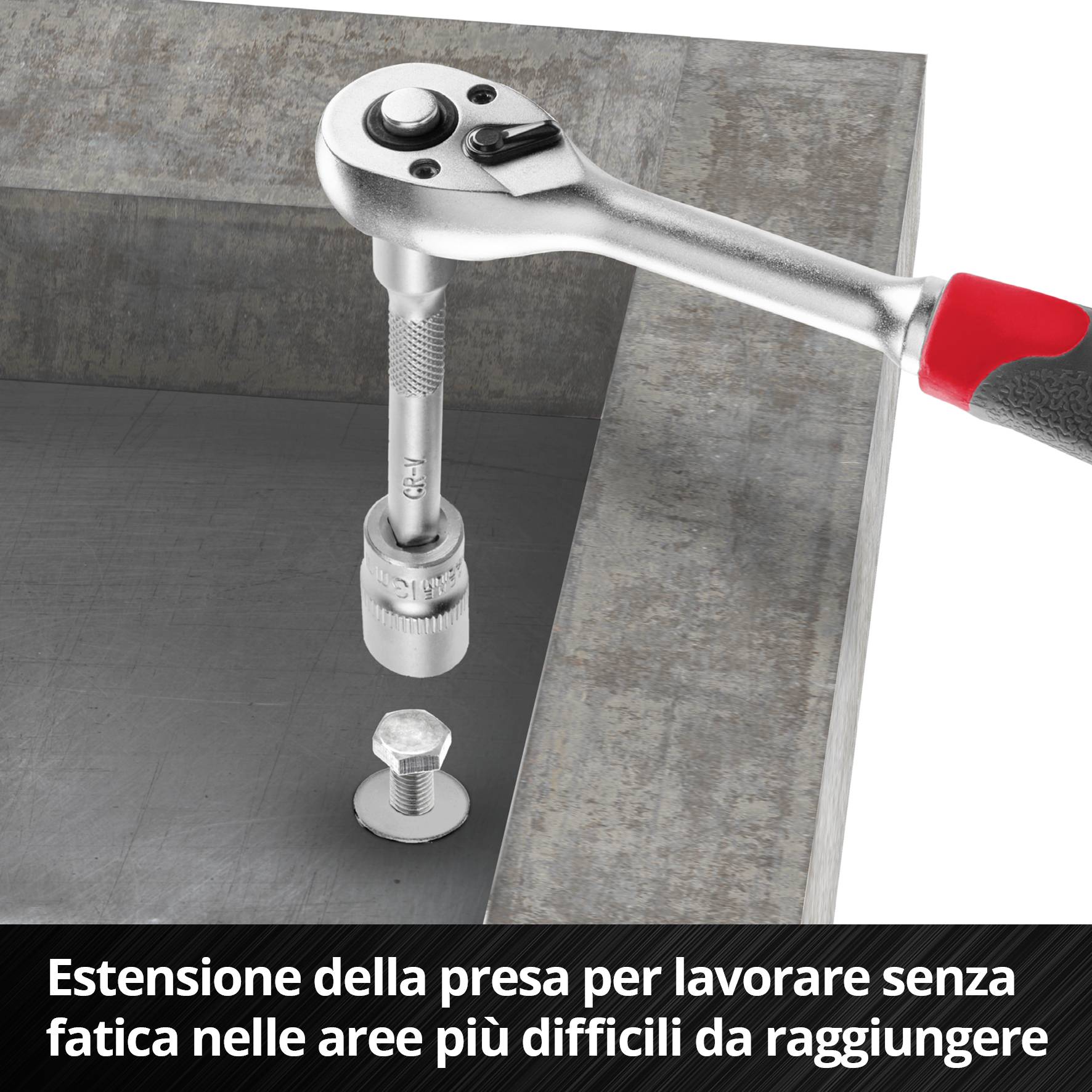 Una cricchetta con prolunga a innesto sta avvitando una vite su un telaio in acciaio difficile da raggiungere.