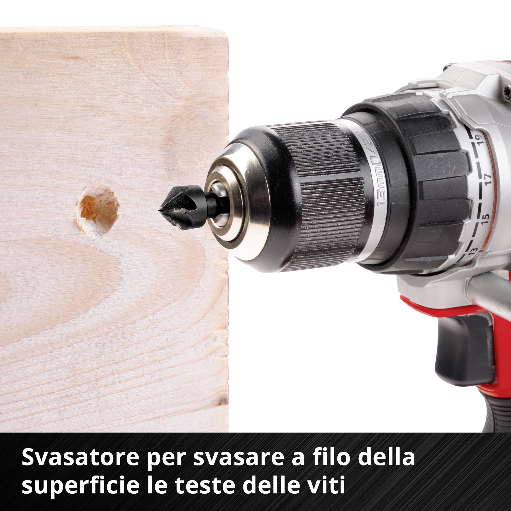 Un trapano con una fresa a svasare sta facendo un foro in un pezzo di legno. Un'etichetta di testo spiega la funzione: 'Abbassare la fresa a svasare a filo'.