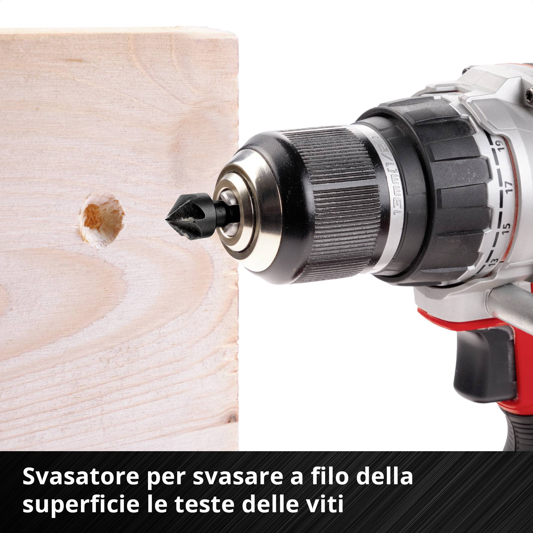 'Makita' avvitatore con svasatore perfora un foro in una tavola di legno. Testo in basso: 'Svasatore per l'abbassamento a filo dei capicorda con la superficie'.