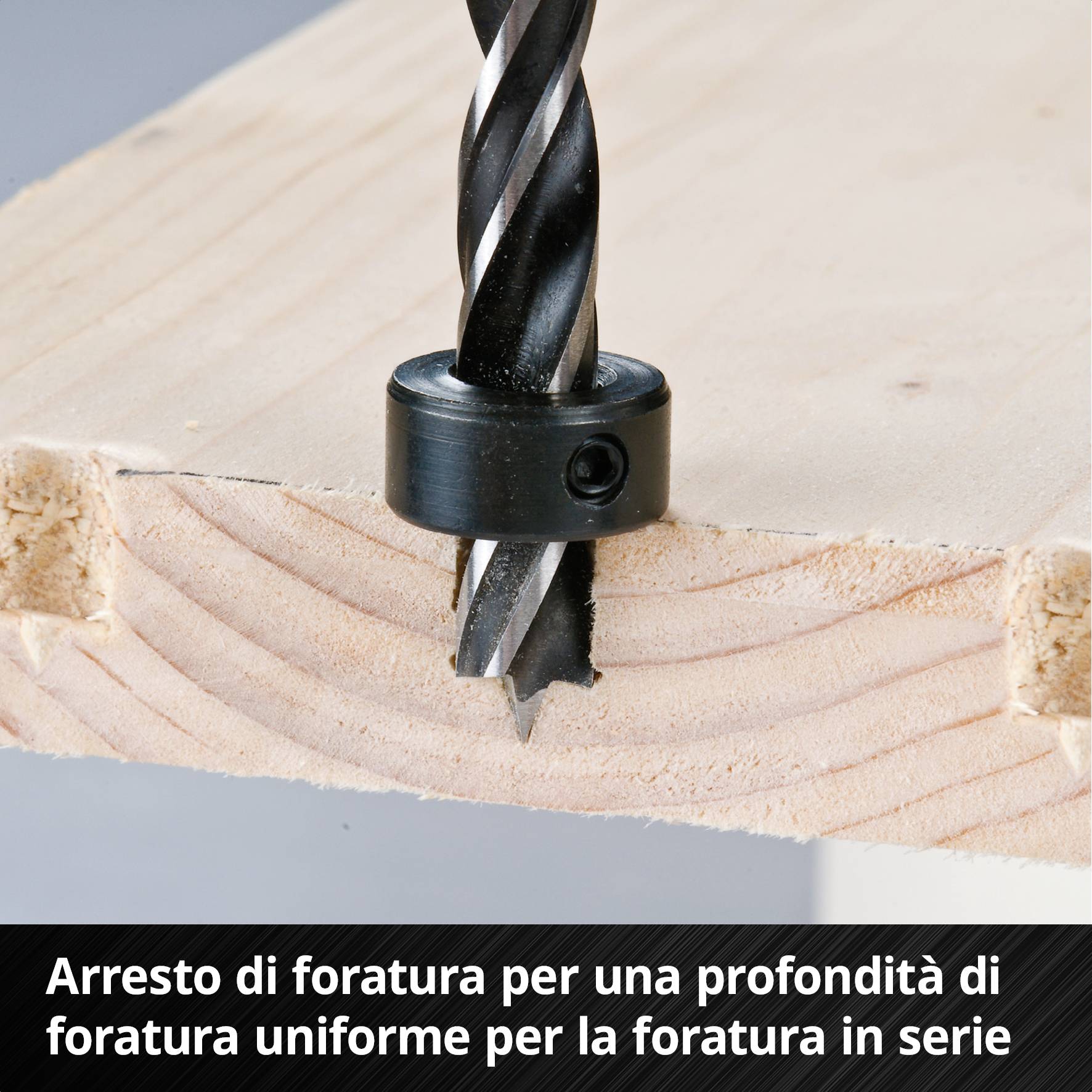 'Battuta di profondità per una profondità di foratura uniforme nelle perforazioni in serie' mostra un trapano con battuta che perfora un pezzo di legno.