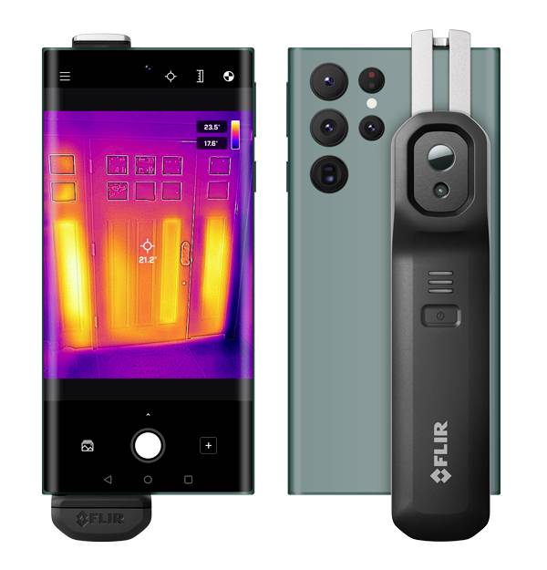 Uno smartphone è mostrato con una termocamera. Lo schermo visualizza un'immagine termica di una porta, con una distribuzione dei colori che rappresenta la temperatura.