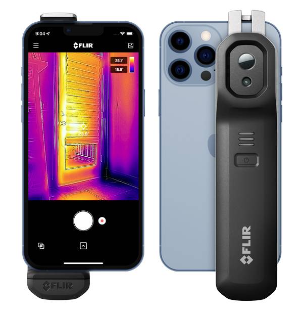 Immagine termica di una porta su uno smartphone, accanto a un dispositivo termico portatile. I colori mostrano le differenze di temperatura.