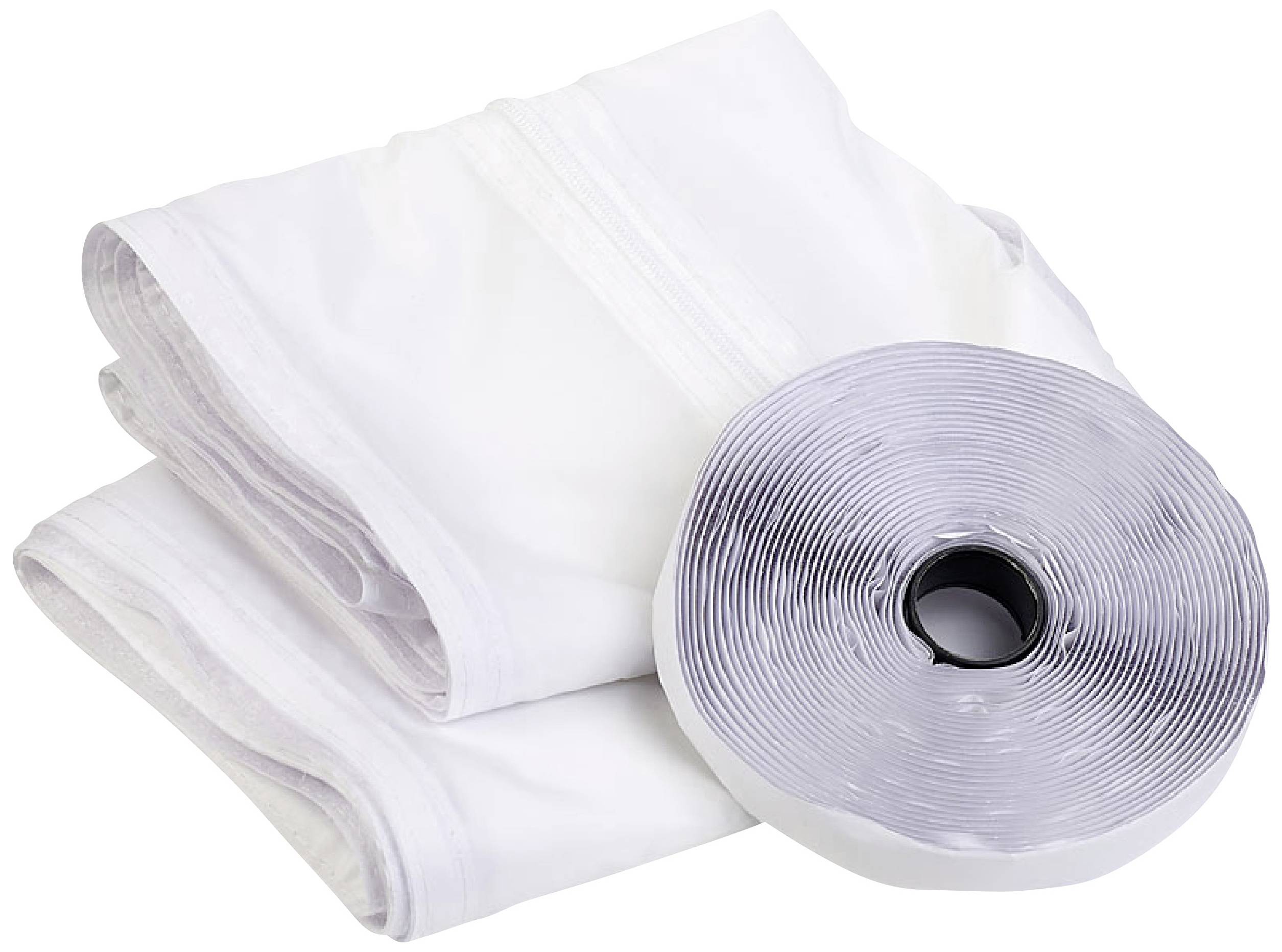 Un nastro sigillante arrotolato in materiale bianco è posizionato accanto a teli o fogli protettivi piegati.