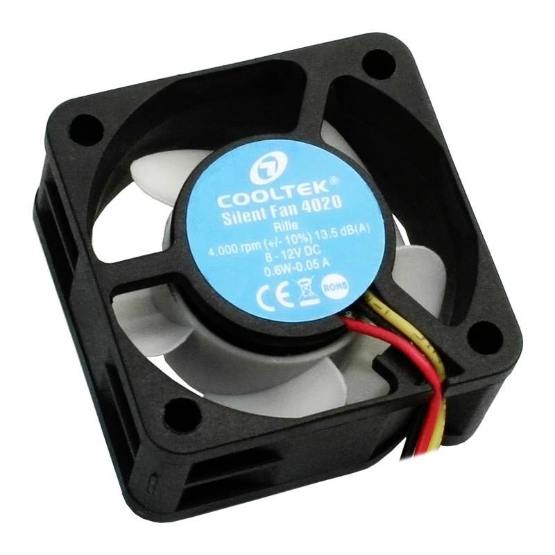 Un ventilatore nero per computer con pale rotanti bianche e un'etichetta blu al centro che mostra specifiche tecniche.