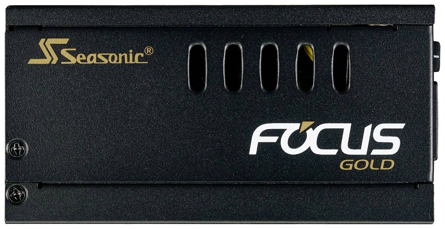 Alimentatore con la scritta Seasonic e Focus Gold, mostra le fessure di ventilazione. Componente elettronica per computer.
