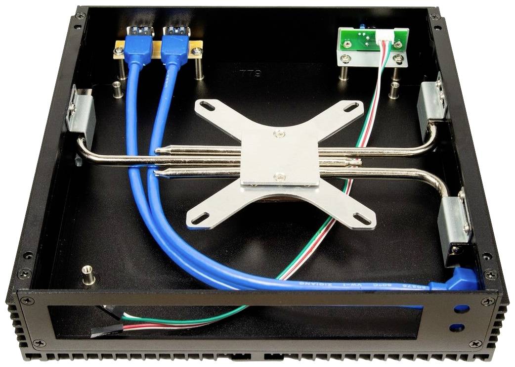 Un involucro elettronico nero con dissipatori di calore, cavi di rete blu e un supporto centrale in metallo.
