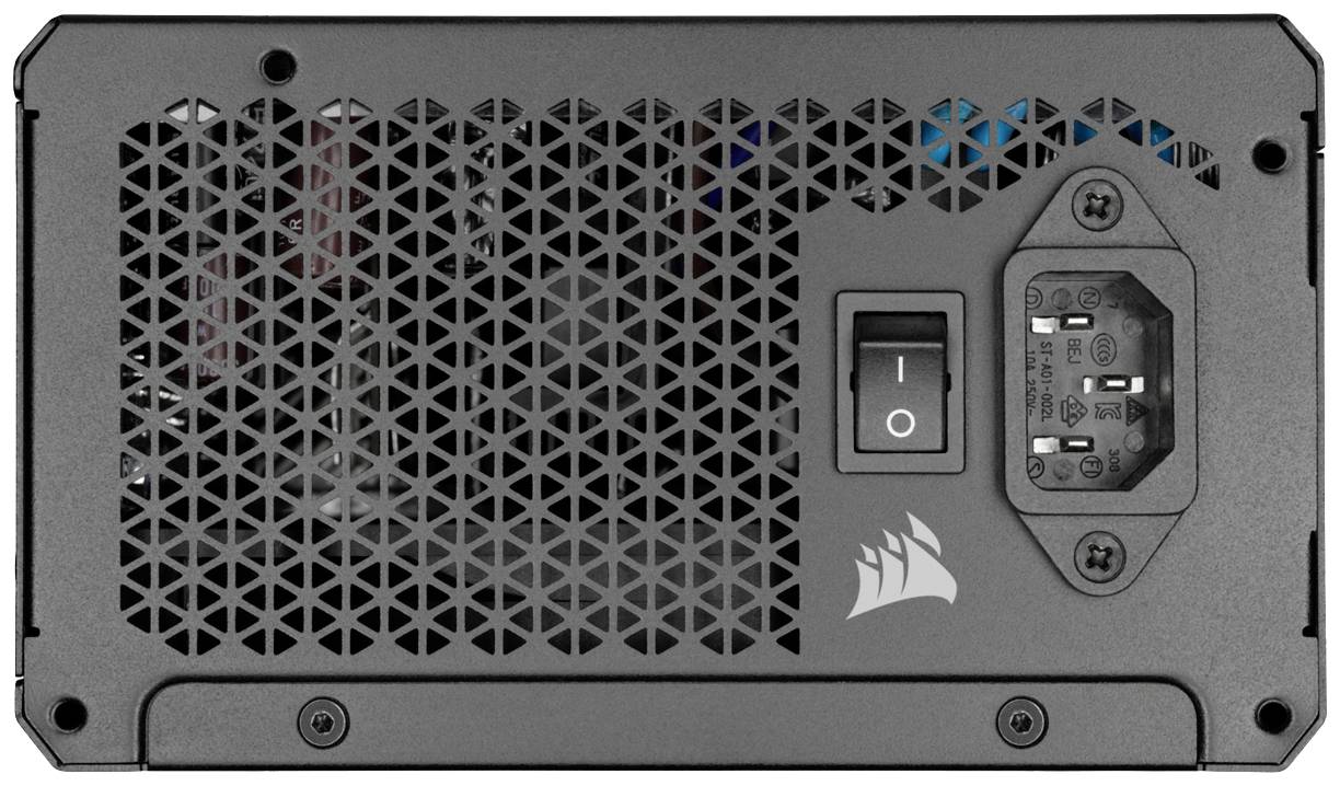 Un alimentatore per computer con griglia di ventilazione, interruttore di rete e presa di collegamento.