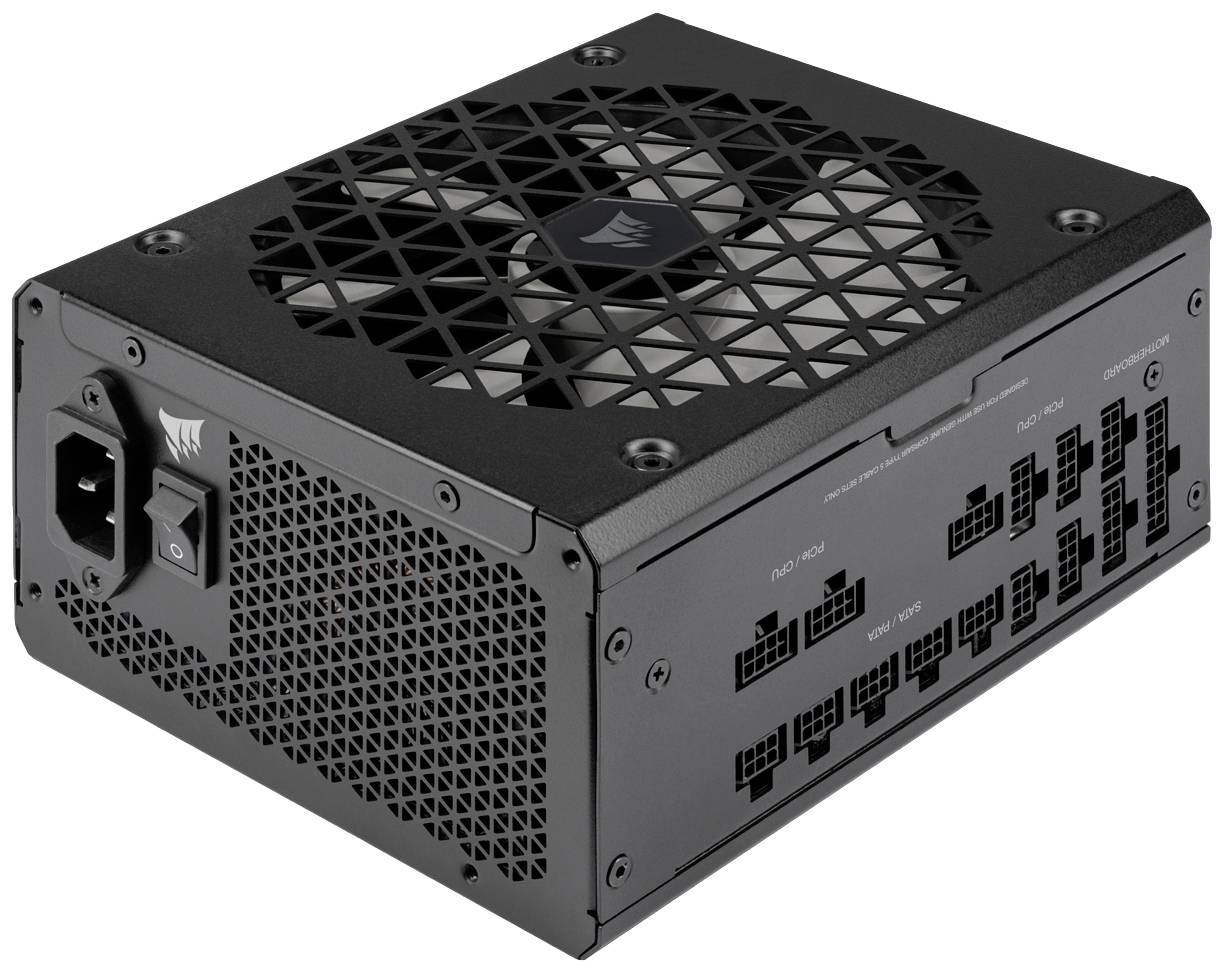 Un alimentatore nero per computer con ventola e numerose possibilità di connessione sul lato. Adatto per componenti hardware per PC.