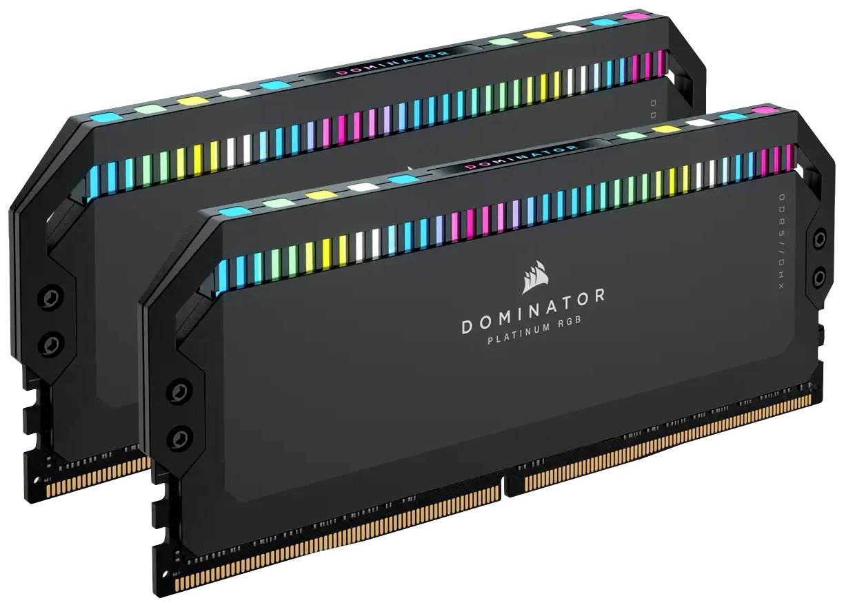 Due moduli RAM neri con illuminazione RGB. Iscrizione: 'DOMINATOR PLATINUM RGB'. Adatti per PC ad alte prestazioni.