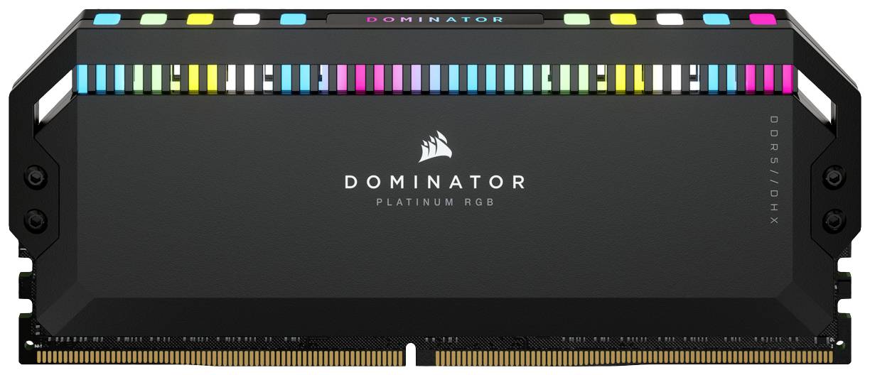 Un modulo RAM di tipo 'Dominator Platinum RGB' di Corsair, con involucro nero e luci LED colorate sulla parte superiore.