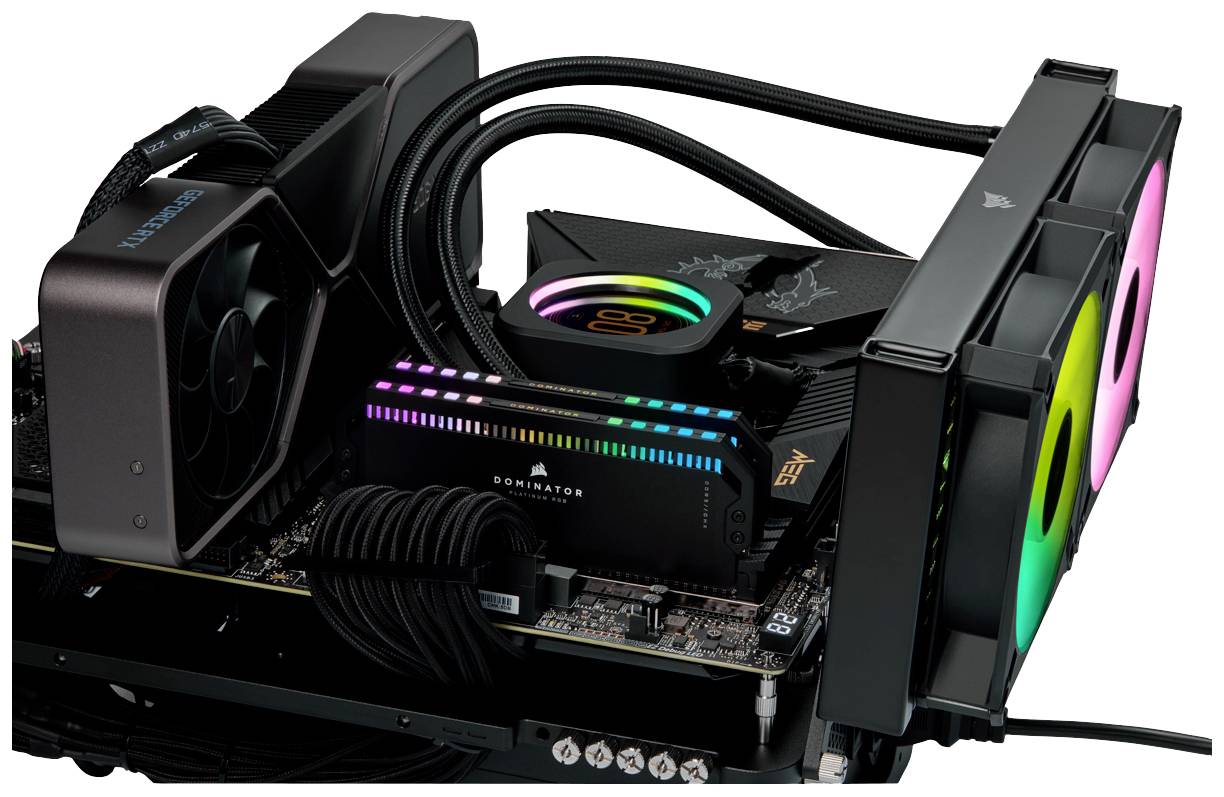 Un setup per computer open con una scheda grafica potente, RAM illuminata a LED e raffreddamento a liquido mostra una configurazione gaming di fascia alta.