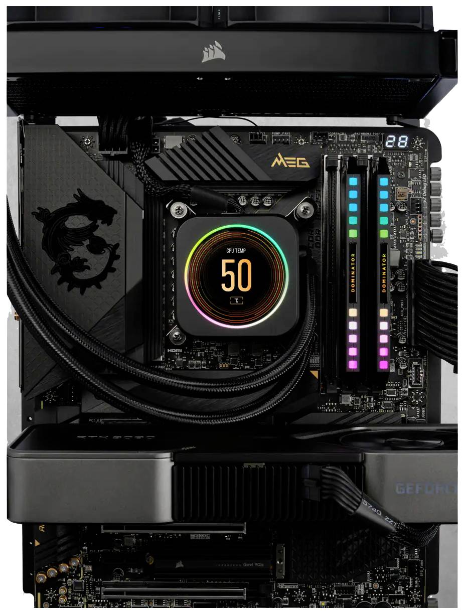 Una scheda madre per computer con dissipatore della CPU, moduli RAM con illuminazione RGB e loghi di vari marchi. Temperatura CPU: 50°C.