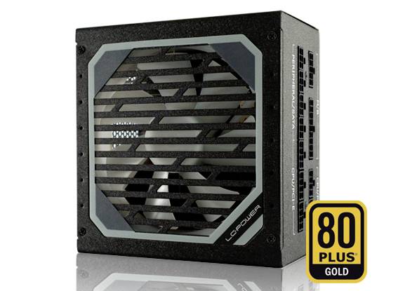 Alimentatore 'LC-Power', certificato 80 Plus Gold, vista laterale. Copertura a griglia nera mostra il ventilatore, connettori modulari visibili.
