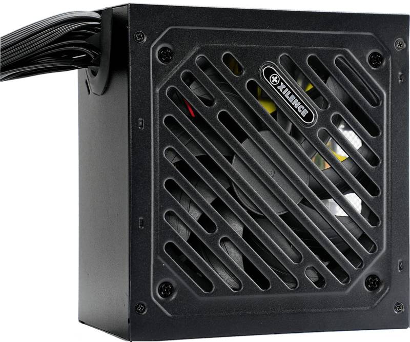 Un alimentatore nero per computer con ventola visibile dietro una griglia. Ha un fascio di cavi per il collegamento ad altri componenti.